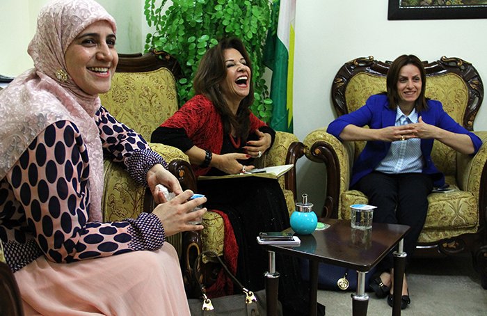 النساء في كردستان - النائبة «بروا علي حما» في الوسط وحولها النائبتان منيرة عثمان وبهار عبدالرحمن محمد 