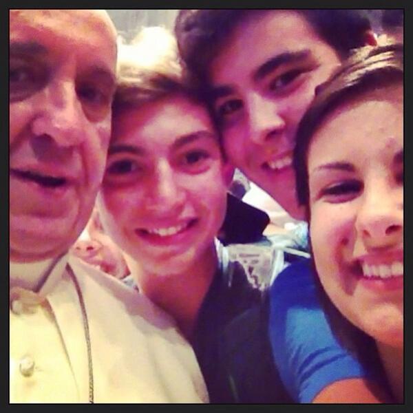 سيلفي مع البابا فرنسيس الأول