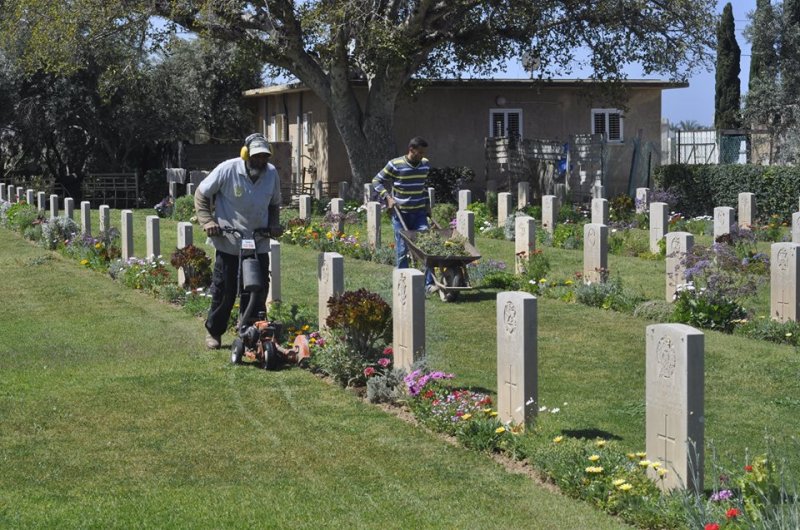 مقبرتا الجنود الحلفاء تتحولان إلى منتزهات لسكان غزة - صورة 3