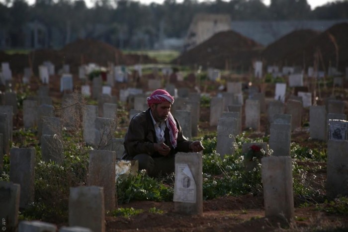داعش يغير طقوس الموت من مجالس العزاء إلى زيارة القبور