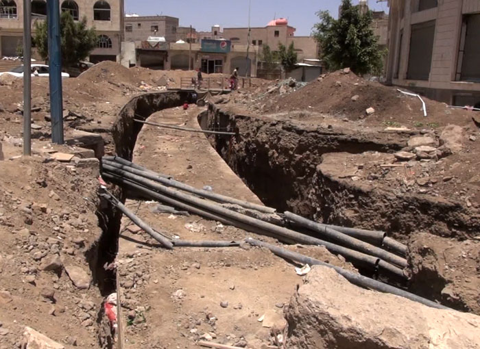 يمنيون يعيشون في مجاري الصرف الصحي بعد أن دُمّرت منازلهم - صورة 2
