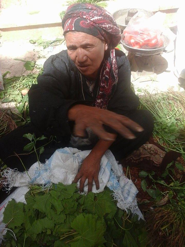 مصريات يعملن وأزواجهن يتسامرون ويشربون الشاي - صورة 1