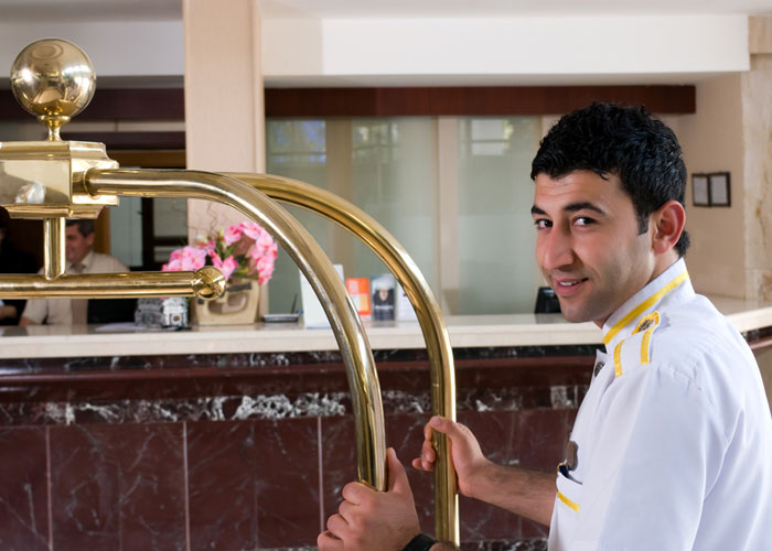 الفنادق في السعودية - عامل فندقي