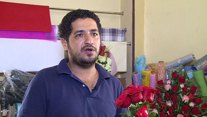 الرجال اليمنيون يخجلون من حمل الورود وإهدائها