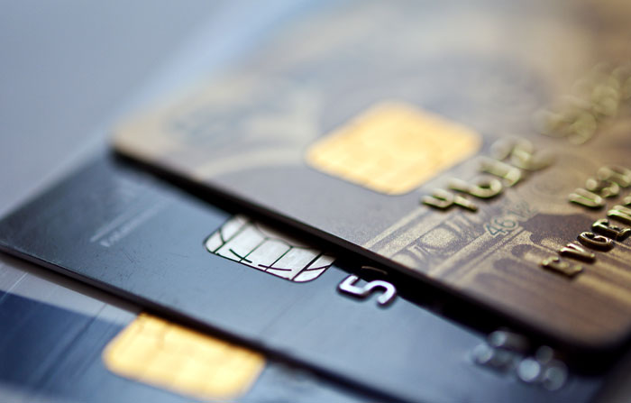 ادخار المال - قللوا من استعمال بطاقات الإئتمان