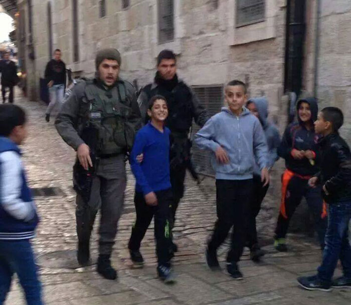 ابتسامة الشباب الفلسطيني لحظة اعتقالهم - صورة 3