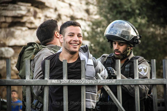 ابتسامة الشباب الفلسطيني لحظة اعتقالهم - صورة 2
