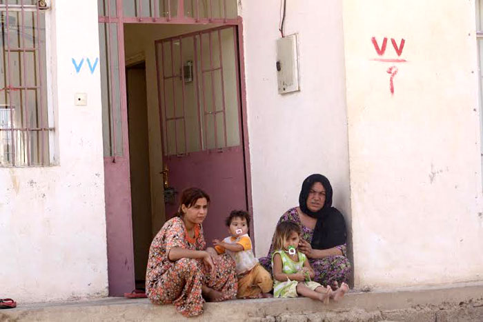 الغجر في كردستان .. غجر كردستان يتخلون عن حياة الترحال - إمراة-غجرية-مع-بنتها-جالسة-أمام-منزلها