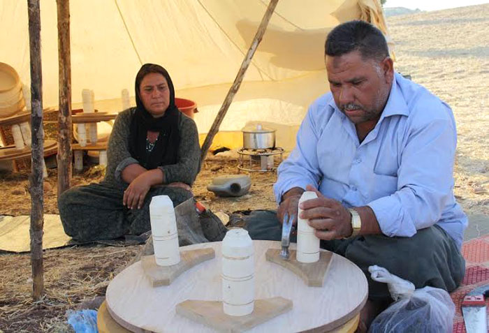 الغجر في كردستان .. غجر كردستان يتخلون عن حياة الترحال - غجري-يصنع-أدوات-منزلية