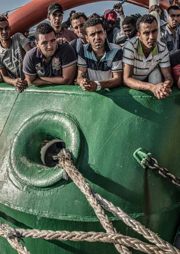 ازمة اللاجئين - رجال في المركب