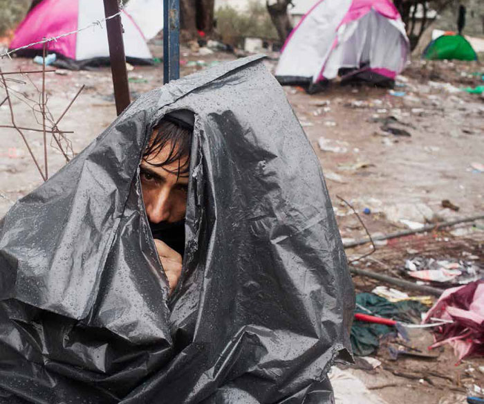 ازمة اللاجئين - رجل تحت المطر