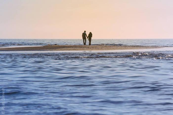 صور من غزة - رجل يمسك يد حبيبته على البحر