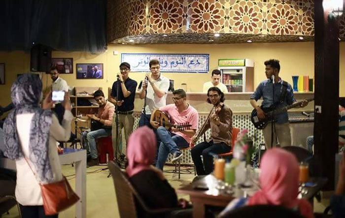 المقاهي في غزة - فرقة موسيقية شبابية داخل مقهى