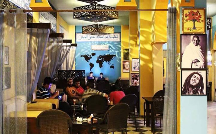المقاهي في غزة - شباب داخل المقهى