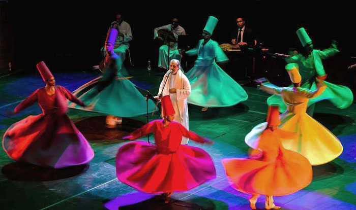 عامر التوني ينشد وسط حركات الراقصين - فرقة المولوية المصرية