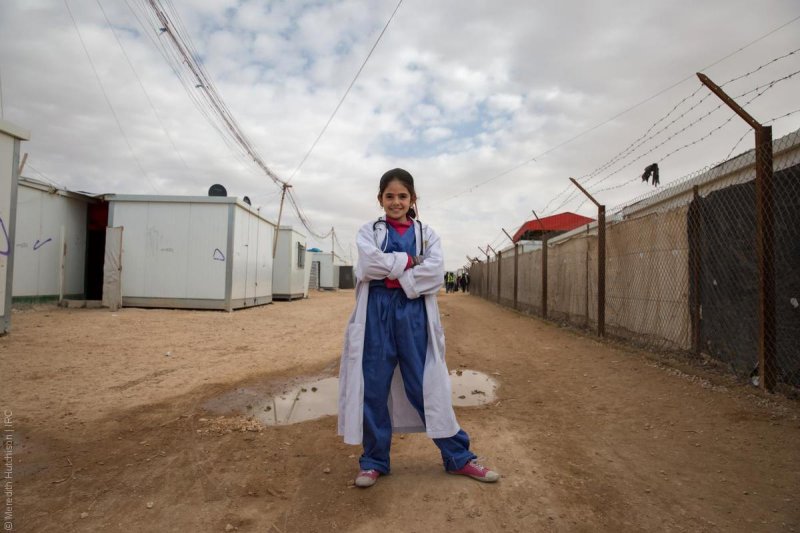 فتيات لاجئات - طفلة سورية نازحة بلباس الطبيب