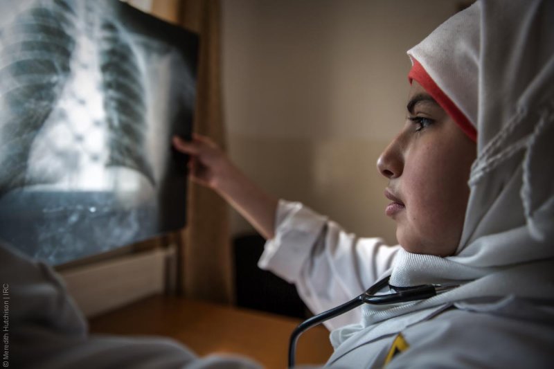 فتيات لاجئات - طفلة سورية بلباس طبيب