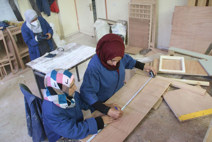 ماجدة مراد - نساء يعملن في معمل نجارة
