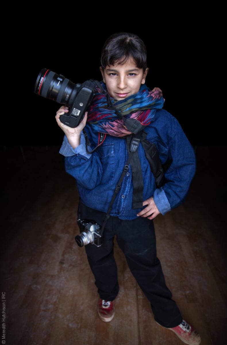 فتيات لاجئات - طفل سوري يحمل كاميرا