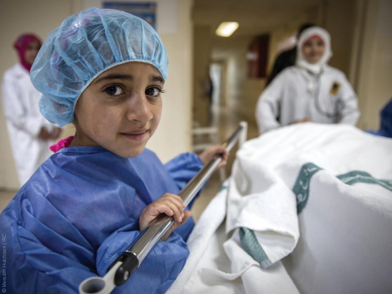 فتيات لاجئات - طفلة سوريا بلباس ممرضة