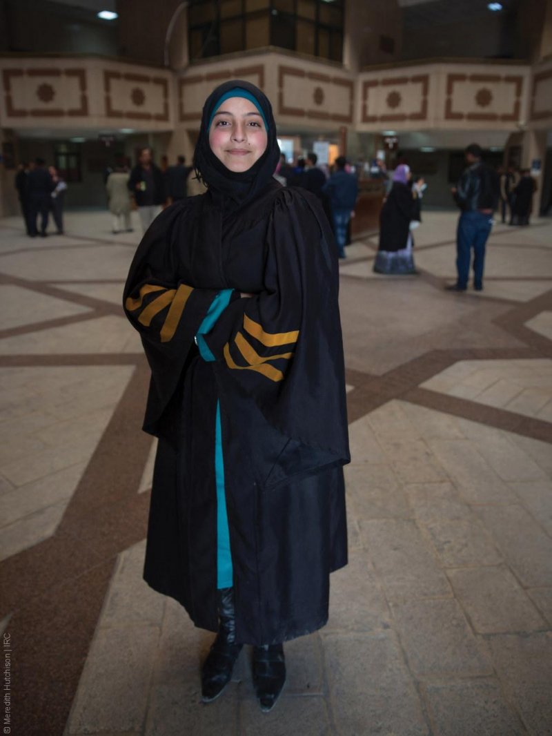 فتيات لاجئات - طفلة سورية بلباس التخرج