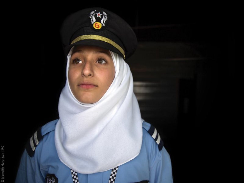 فتيات لاجئات - طفلة سورية بلباس الشرطة