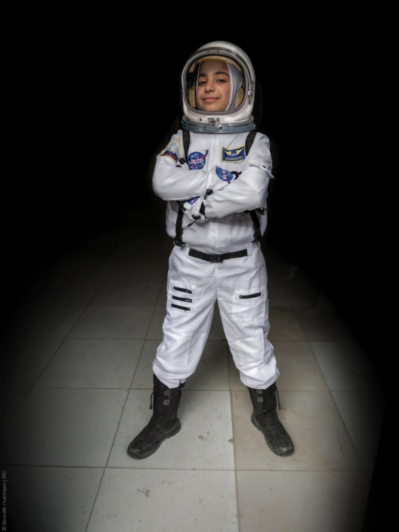 فتيات لاجئات - طفل سوري بلباس رائد فضاء