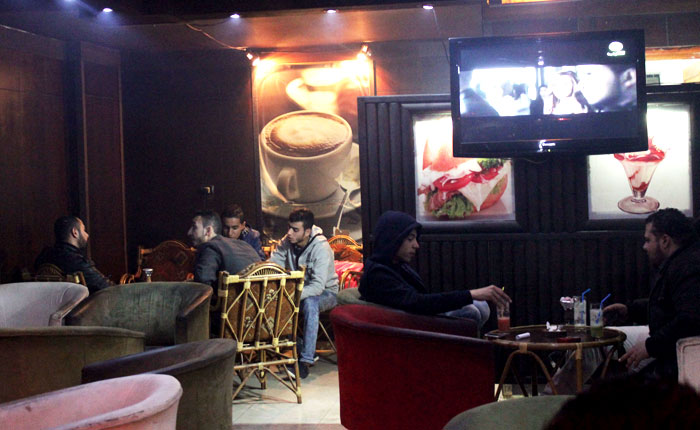 المقاهي في غزة - شباب داخل المقهى