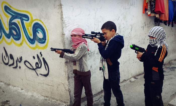 لعبة عرب ويهود - أطفال يحملون السلاح