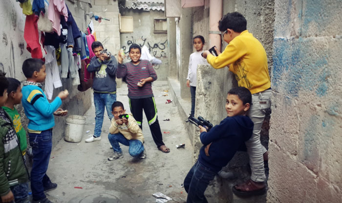 لعبة عرب ويهود - أطفال يلعبون بالسلاح