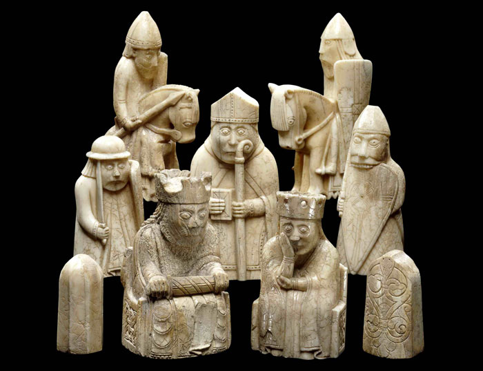 من المتحف البريطاني، شطرنج "لويس" من القرن الثاني عشر.  من أهم وأشهر مجموعات الشطرنج في تاريخ العصور الوسطى.