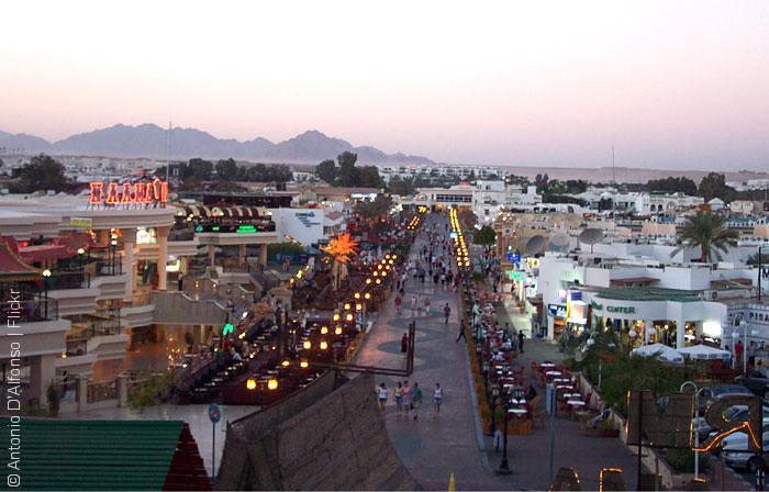 Sharm_el_Sheikh,_King_of_Bahrain_Street__Antonio-D'Alfonso_Flickr
