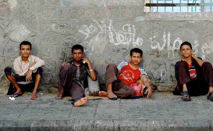 Boys-hanging-out-eating-Qat,-Yemen_Jeff_Black_Flickr